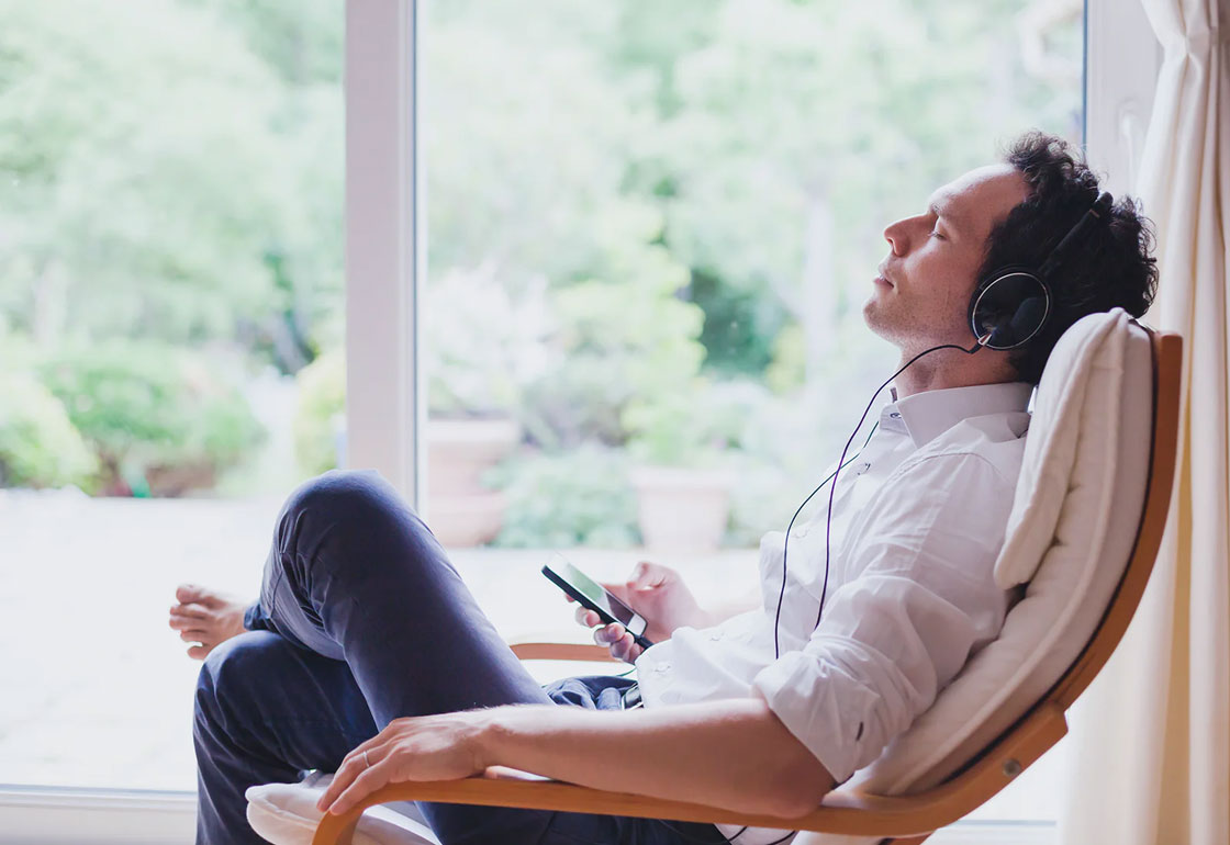 homme écoutant quelque chose au téléphone