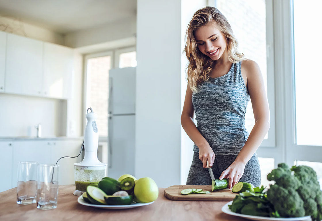 femme coupant un concombre