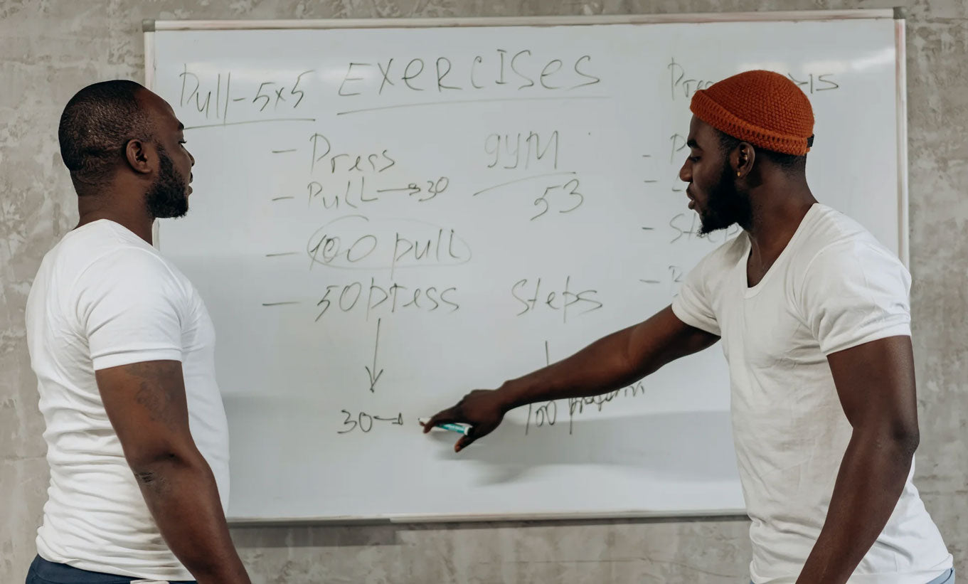 les gens parlent devant le tableau noir