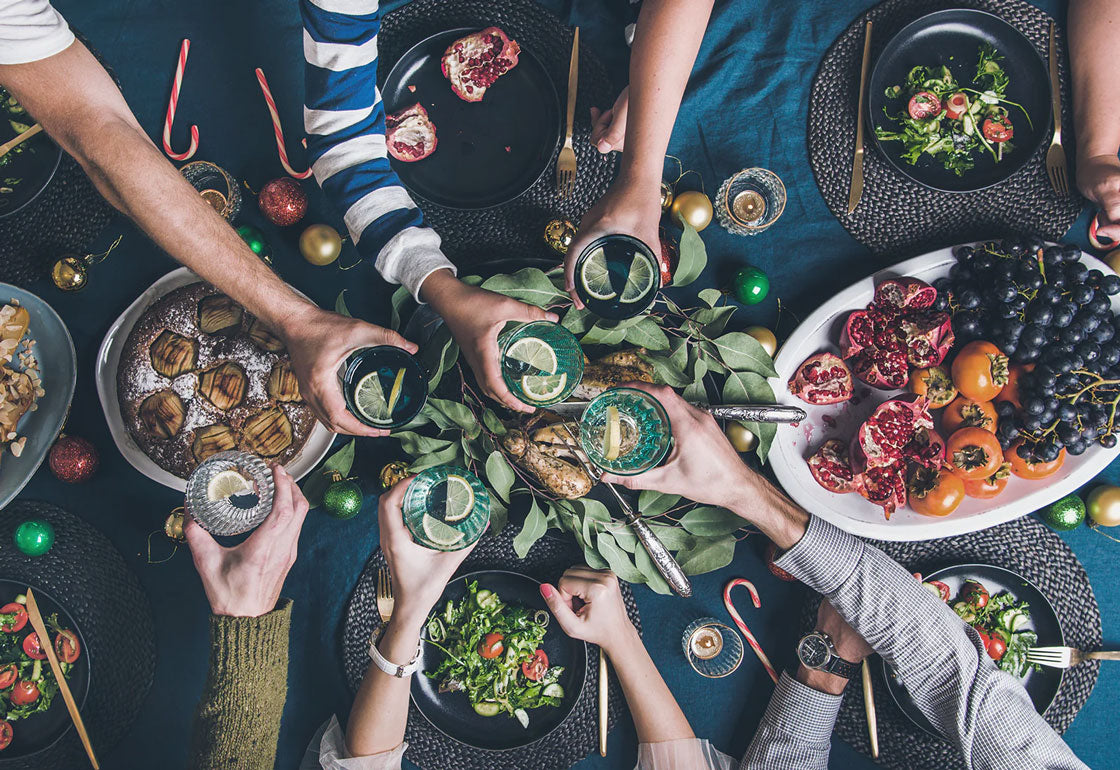 personnes partageant des boissons