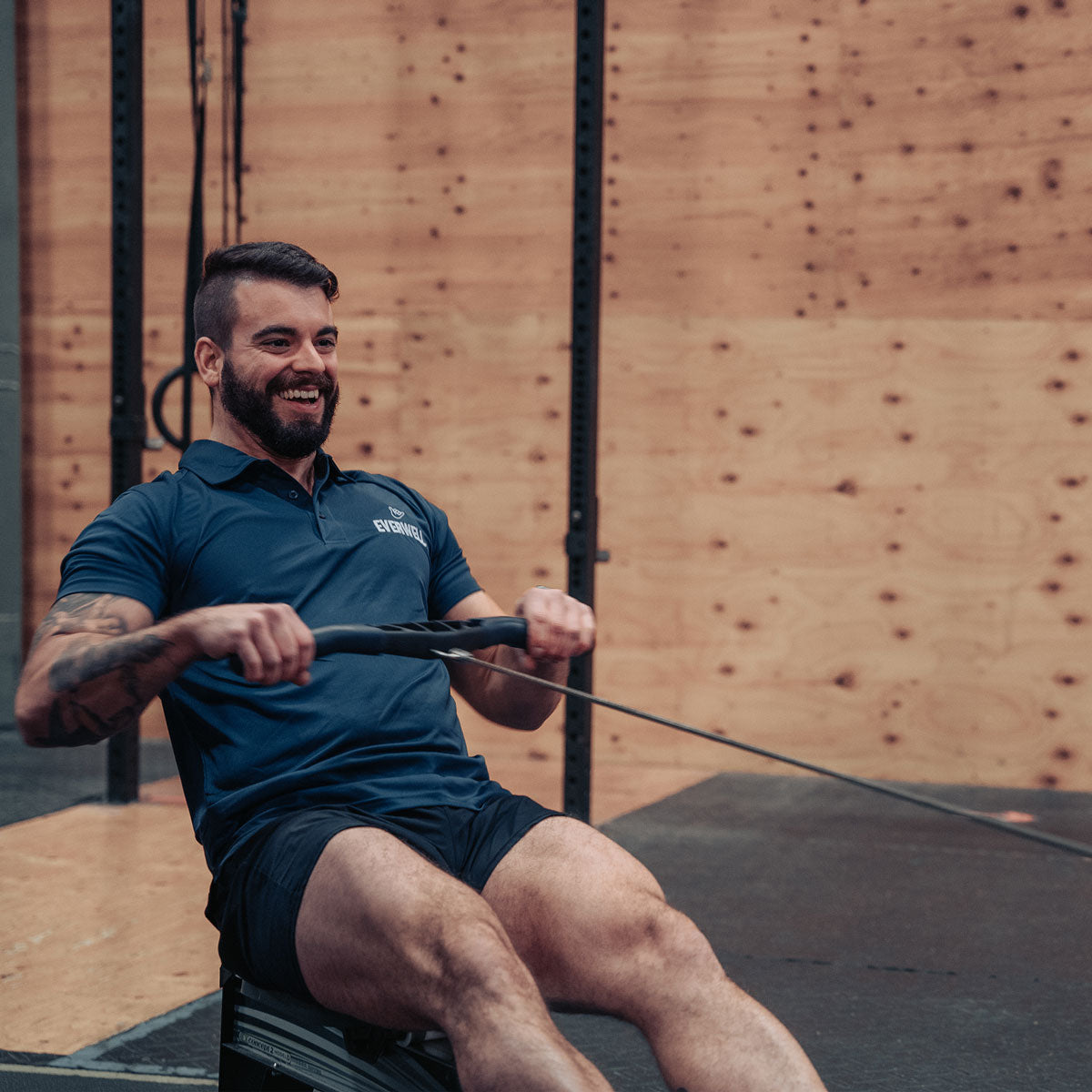 homme s'entraînant dans une salle de sport